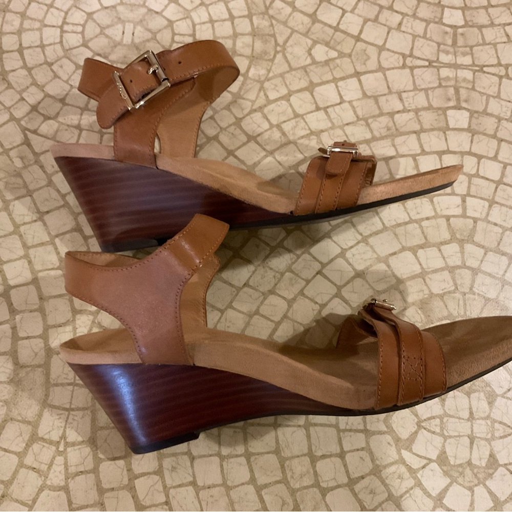 Vionic Brown Leather Strappy Wedge Sandals, Size 7.5 - Picture 4 of 7